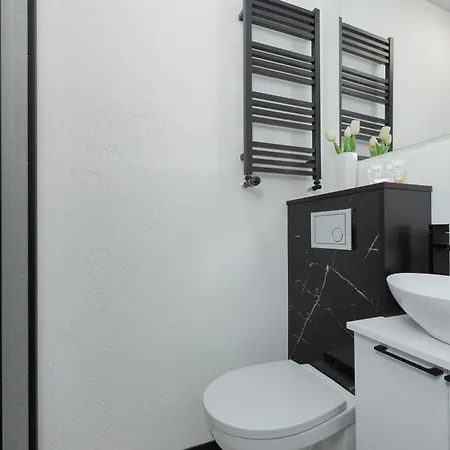 Cozy Poznańska In By Renters